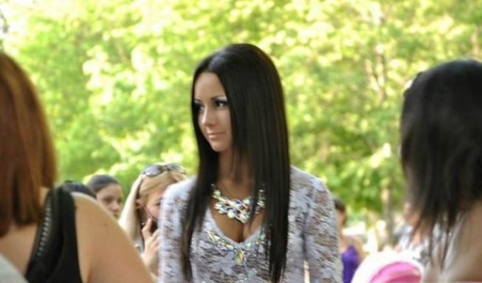 Харьковская выпускница в просвечивающем платье (10 фото)
