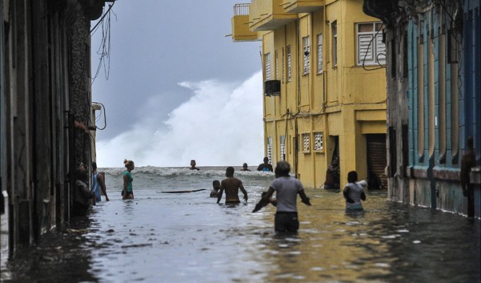 Гавана после урагана «Ирма» (26 фото + 1 видео)