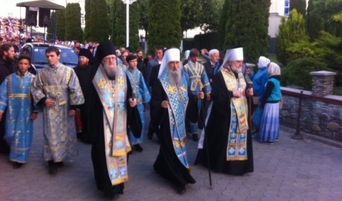 Тысячи верующих идут из Почаевской лавры в Киев