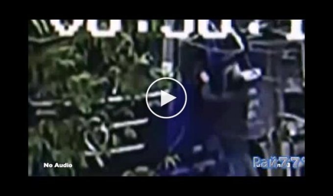 Китайский дальнобойщик точным ударом «приземлил» укравшего у него телефон мотоциклиста