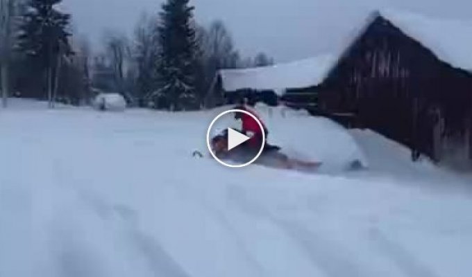 Эффектный прыжок на снегоходе