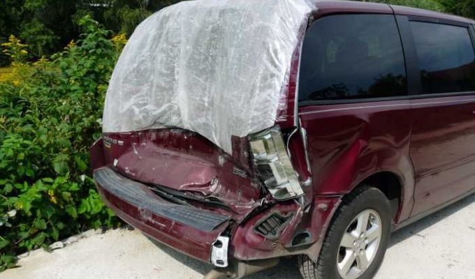 Восстановление Dodge Caravan после удара под зад (110 фото)