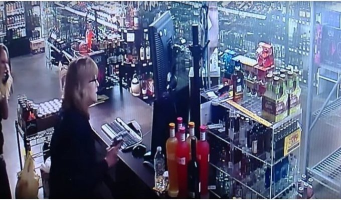 Преступник на свою беду решил ограбить магазин, в котором работала мама и дочь (2 фото + 2 видео)