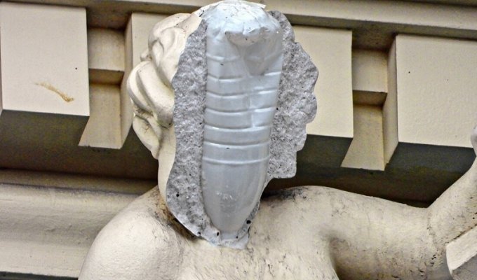 У отреставрированной на доме статуи отвалилось лицо. Внутри оказалась пластиковая бутылка (5 фото)