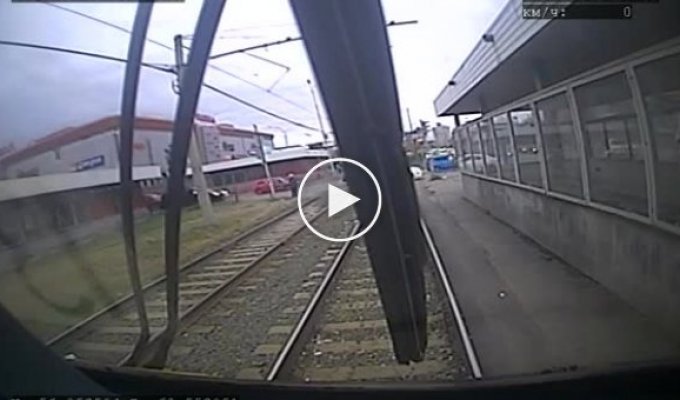 В Екатеринбурге мальчик-зацепер попал под трамвай