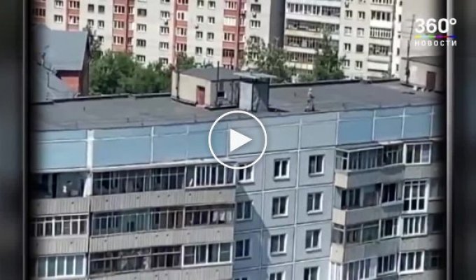 Мужчины решили покататься на электросамокатах по крыше многоэтажки