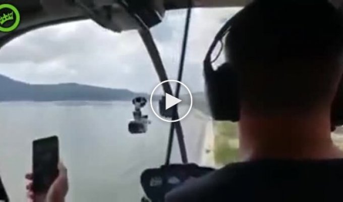 Вертолет упал с туристами на случайного прохожего