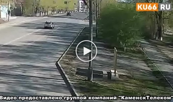 В Каменске-Уральском водитель врезался в электроопору