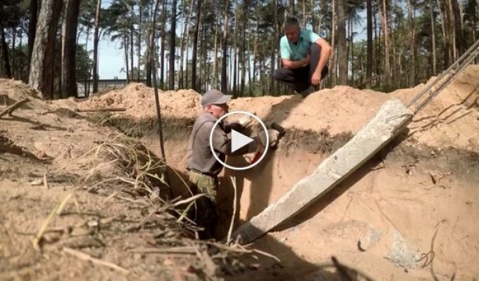 В Липецке старик выбивает из столбов арматуру, чтобы сделать ограду на могилу жены