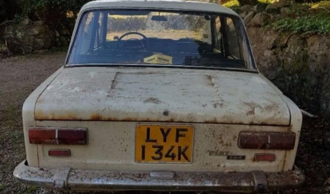 Купленный в Сирии Fiat 124 простоял 41 год в старом шотландском сарае (8 фото)