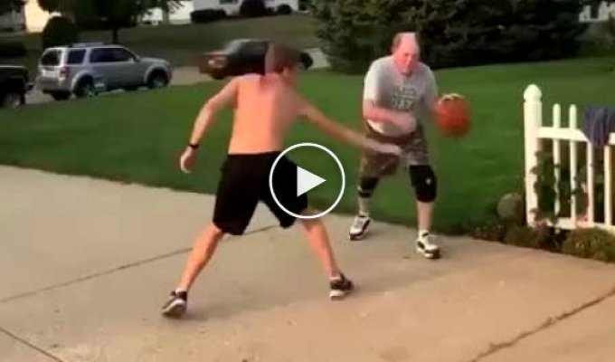Старая школа баскетбола против молодежи