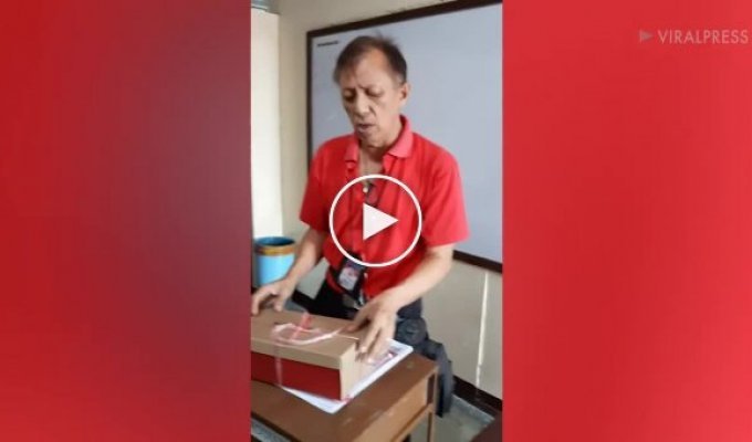 Филиппинские школьники растрогали до слёз учителя, подарив ему обувь