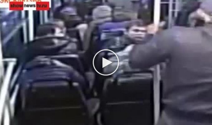 Кикбоксёр забивает 3 алкашей в трамвае