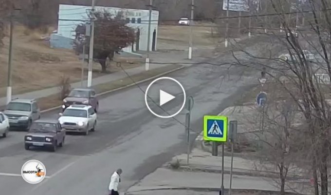 Пешеход «спикировал» в иномарку в центре Волгограда