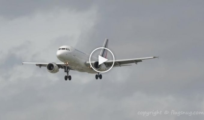 Пугающая посадка самолета во время шторма Али