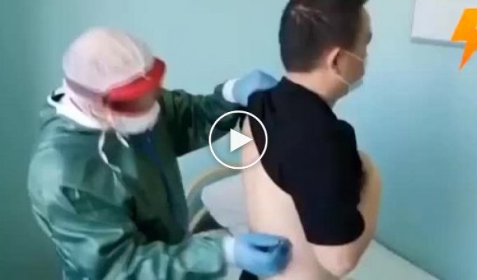 Министр здравоохранения Забайкалья осмотрел пациента с коронавирусом в очках для сноуборда