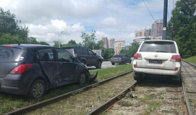 Land Cruiser влетел в столб и перекрыл движение трамваев в Хабаровске (10 фото + 1 видео)