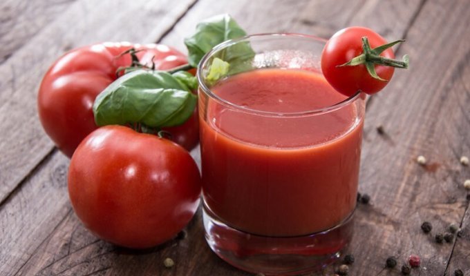 Притягательный помидор, или Почему в самолетах чаще всего заказывают томатный сок? (2 фото)
