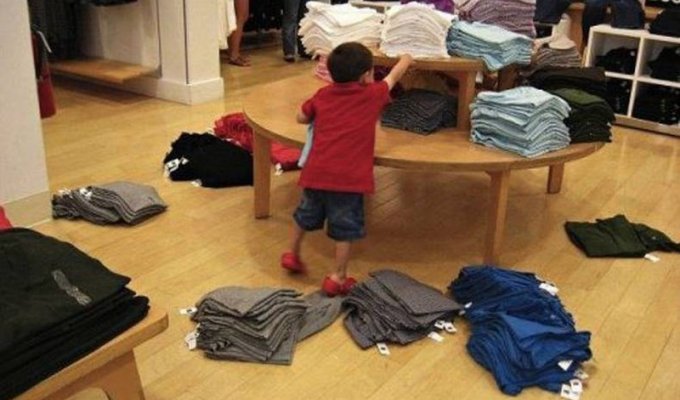 10 снимков, доказывающих, что детей не стоит брать в магазины (9 фото + 1 гиф)
