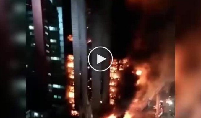 В Сан-Паулу рухнул горящий небоскреб