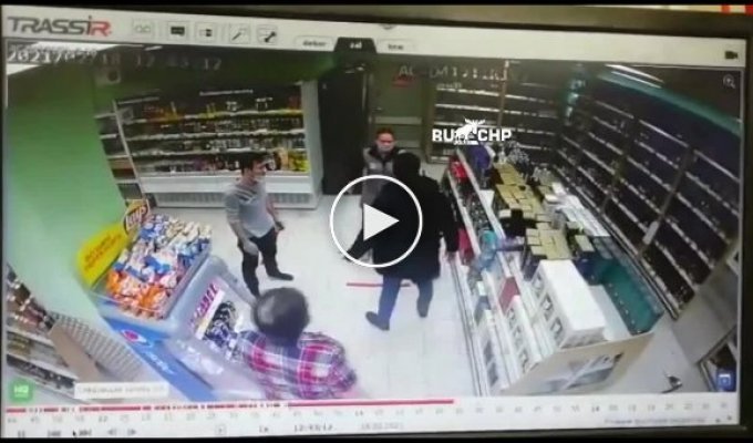 Заподозренный в краже мужчина взбесился и устроил погром в магазине