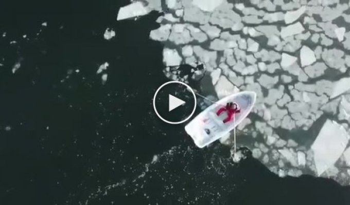 В Финляндии мужчина прогнал огромную льдину на лодке