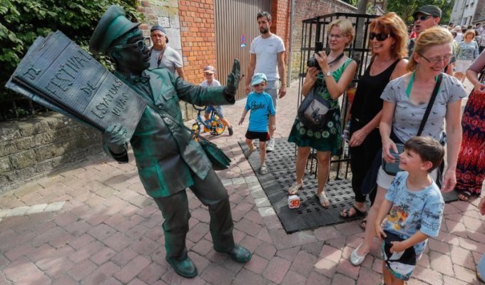 На фестивале живых статуй в Бельгии собралось немало чудиков (18 фото)