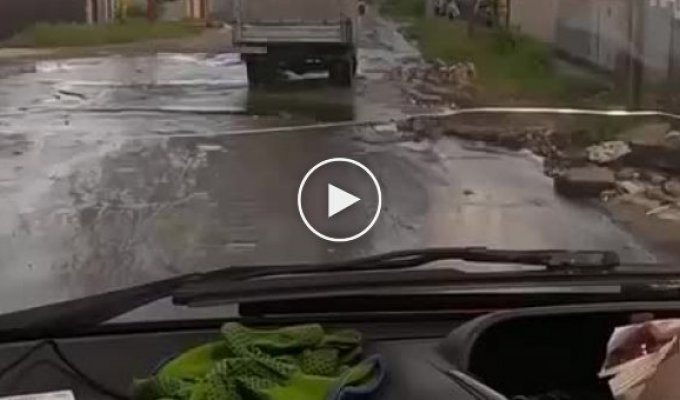 В Мариуполе продолжает растекаться вода из труб