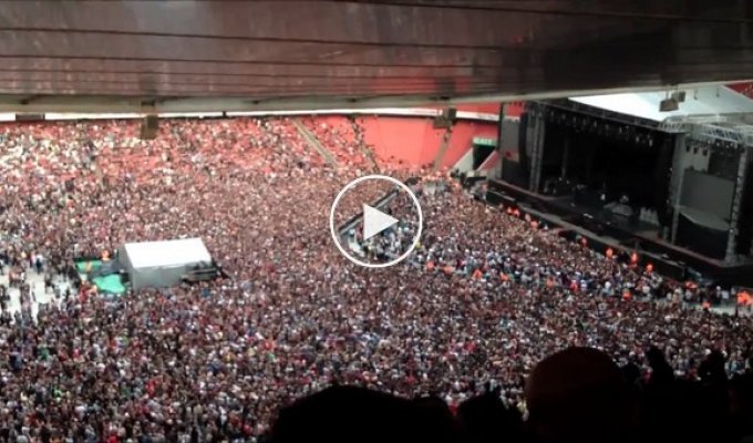 В ожидании концерта Green Day организаторы включили для 60000 зрителей Bohemian Rhapsody