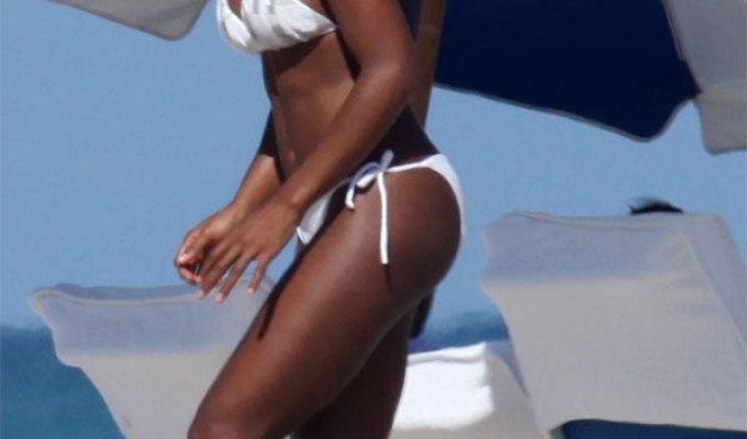 Келли Роланд (Kelly Rowland) в бикини (6 Фото)