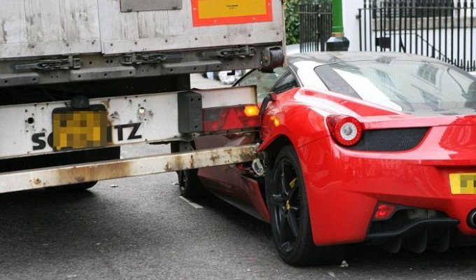 Водитель грузовика не заметил Ferrari 458 Italia (9 фото)