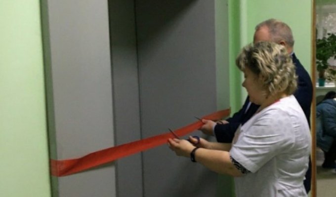 В больнице торжественно открыли лифт (5 фото)