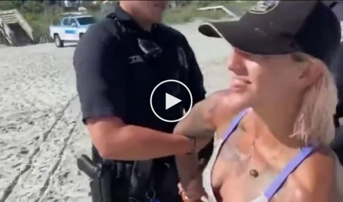 Американские полицейские арестовали отдыхающую на пляже девушку за слишком смелое бикини
