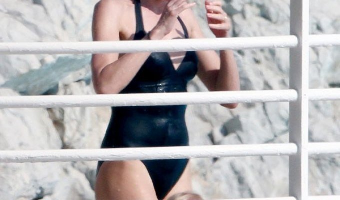 Naomi Watts в купальнике (4 фотографии)