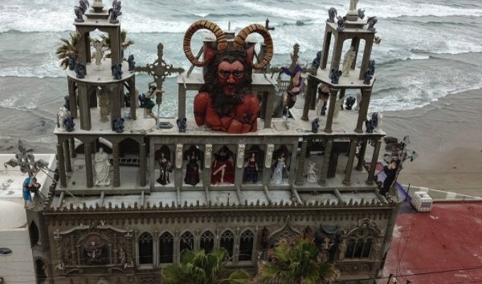Американец Тони Уэллс построил причудливый "Замок Дьявола" в Мексике (14 фото + видео)