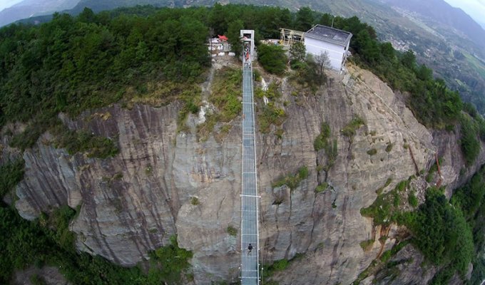 Самый длинный стеклянный мост в мире открылся в Китае на высоте 180 метров (8 фото)