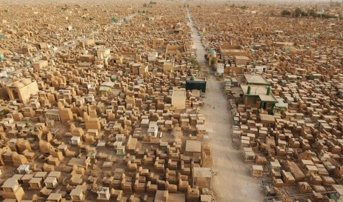 «Долина мира» - самое большое кладбище в мире (14 фото)