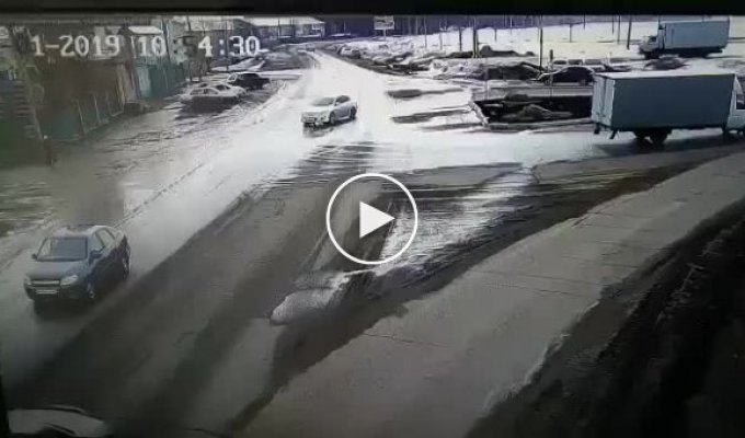В Башкирии автомобиль на большой скорости врезался в забор