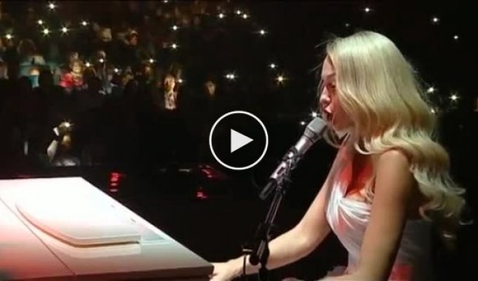 Блондинка Украины, Оля Полякова, спела песню Любовь это