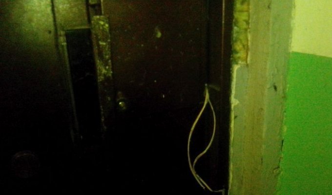 В Новокузнецке коллекторы заблокировали дверь должницы монтажной пеной (9 фото)