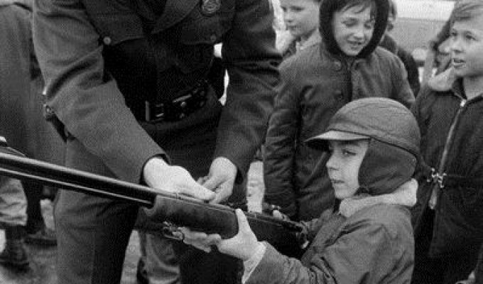Дети держат в руках оружие (17 фото)