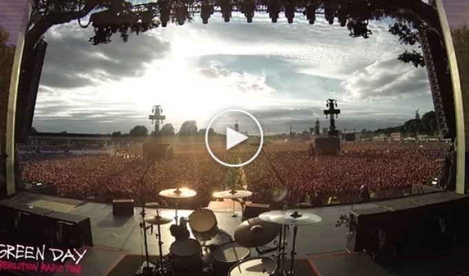 65 тысяч человек спели хором хит Queen Bohemian Rhapsody на концерте Green Day