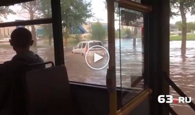 Поездка на автобусе по затопленному Тольятти