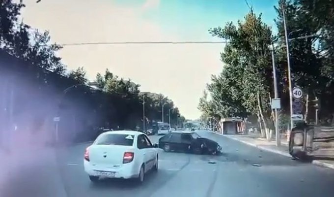 В Казахстане шесть человек пострадали в ДТП (4 фото + 1 видео)