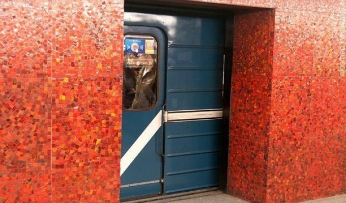 Зачем в Ленинградском метро строили станции с дверьми на платформе (8 фото)