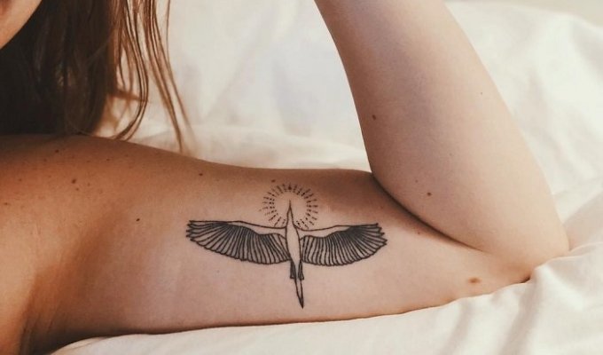 Татуировки - это женственно. Художница из Нью-Йорка продвигает феминистические тату (17 фото)