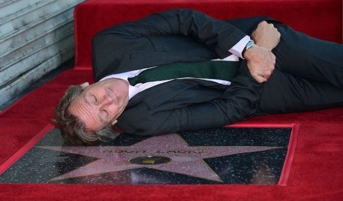 В Голливуде на Аллее славы появилась звезда актера Хью Лори (2 фото)