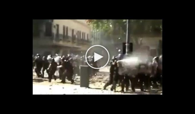 Протесты в Аргентине - в полицейских камни летят градом