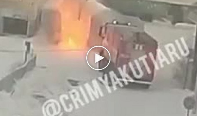 Российские пожарные пытаются потушить гараж