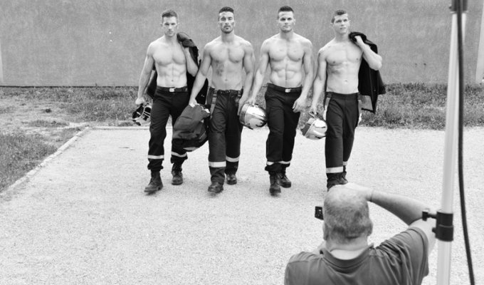 Горячие французские пожарные разделись для календаря (20 фото)